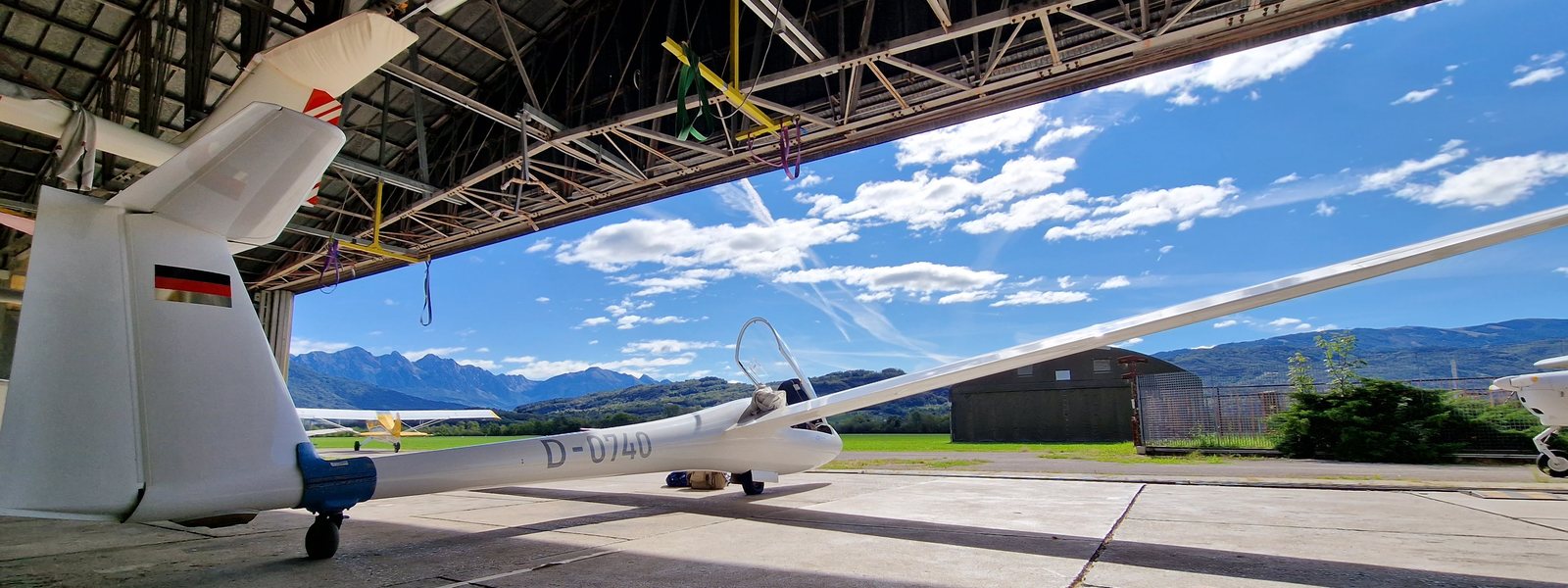 La pista di Belluno vista dall'hangar del volo a vela
