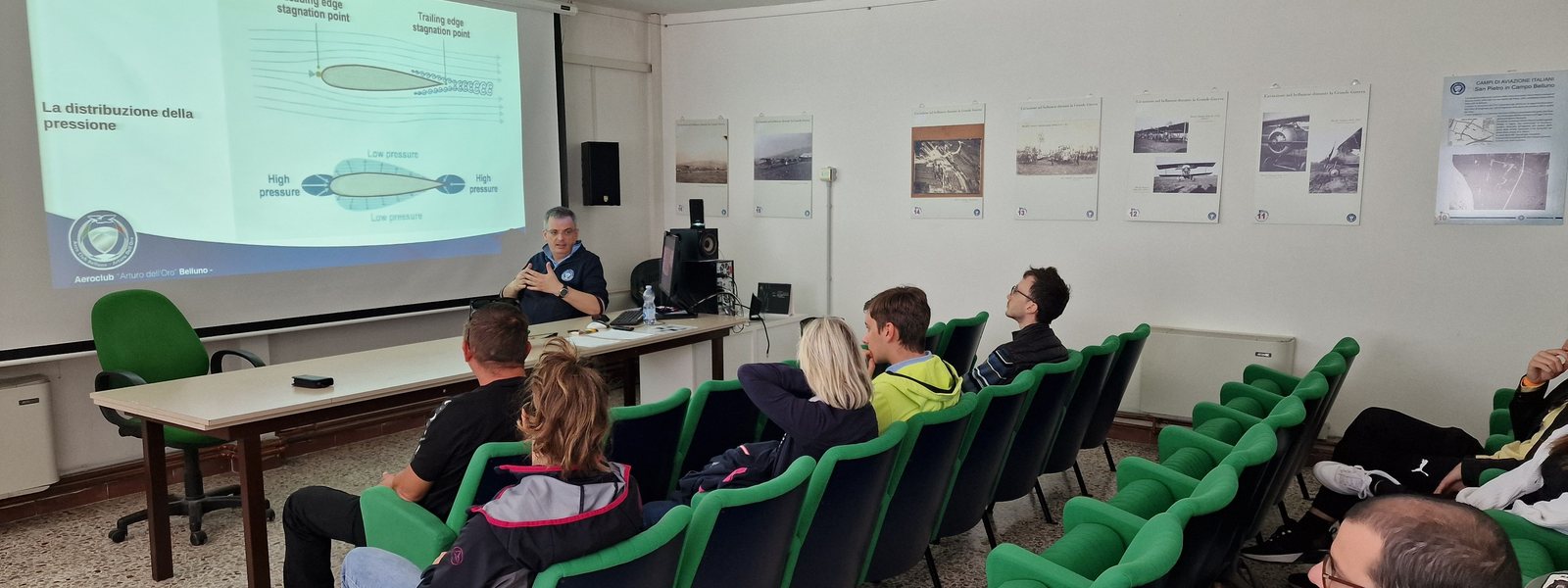 Allievi durante una lezione di teoria nell'aula dell'Aero Club Belluno