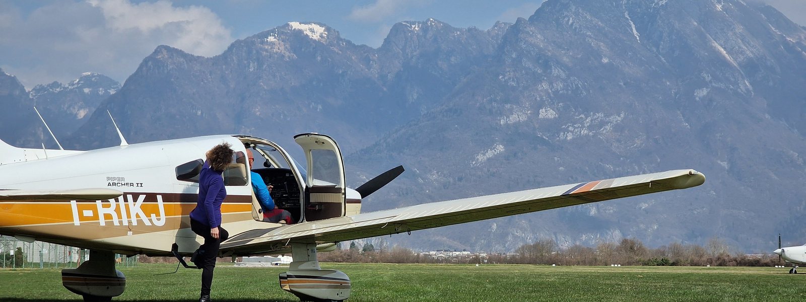 Il Piper PA28 della scuola sulla pista di Belluno